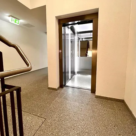 Oezels Designer Loft Metzingen - Smart Tv, Netflix, Private Kostenlose Tiefgarage, Self-express Check-in,check-out, Outlet 100m Apartment