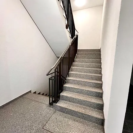 Oezels Designer Loft Metzingen - Smart Tv, Netflix, Private Kostenlose Tiefgarage, Self-express Check-in,check-out, Outlet 100m Apartment *