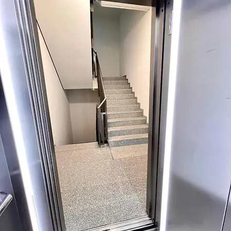 Oezels Designer Loft Metzingen - Smart Tv, Netflix, Private Kostenlose Tiefgarage, Self-express Check-in,check-out, Outlet 100m * Metzingen (Tubingen)